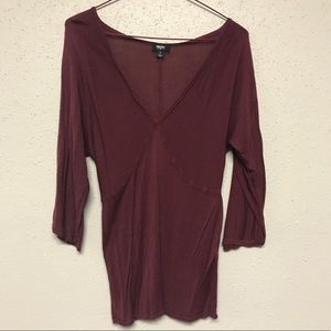 Loose 3/4 sleeve v-neck shirt